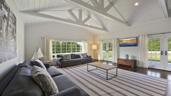 40-inch flat-screen TV with cable channels, TV, fireplace - Villa Bridgehampton Village (Bridgehampton)