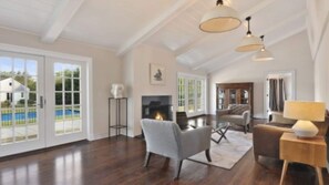 40-inch flat-screen TV with cable channels, TV, fireplace - Villa Bridgehampton Village (Bridgehampton)