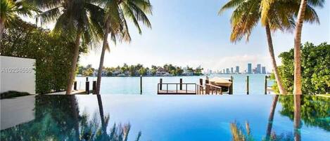 حمّام سباحة خارجي