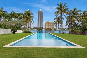 Outdoor pool - Villa Sukriti (Miami Beach)