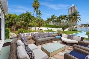Balcony - Villa Sukriti (Miami Beach)