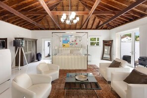 Living room - Villa Sukriti (Miami Beach)