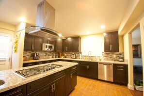Villa (Multiple Bedrooms) | Private kitchen | Fridge, microwave, oven, stovetop - Villa Arches (Las Vegas)