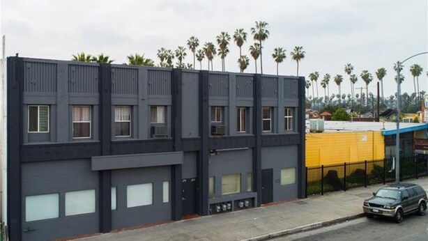 Un bâtiment moderne doté d’un toit plat et de nombreuses fenêtres.