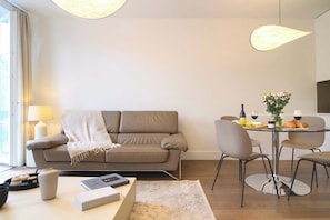 Télévision, lecteur de DVD, espaces bureaux