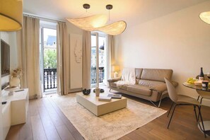 TV, DVD player, offices - Riverside Apt with Balcony & Notre Dame Views (Paris)