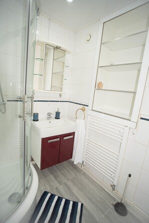 Apartment, 2 Bedrooms | Bathroom | Shower, towels