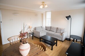 Apartment, 2 Schlafzimmer | Essbereich im Zimmer