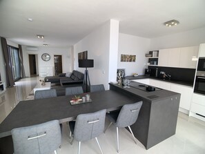 Fridge, microwave, oven, stovetop - Penthouse "SEAVIEW" 1. Sea line with pool in the complex (Medulin)