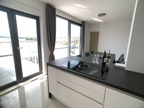 Kühlschrank, Mikrowelle, Ofen, Herdplatte