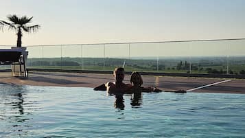 Inomhuspool, utomhuspool, parasoller och solstolar