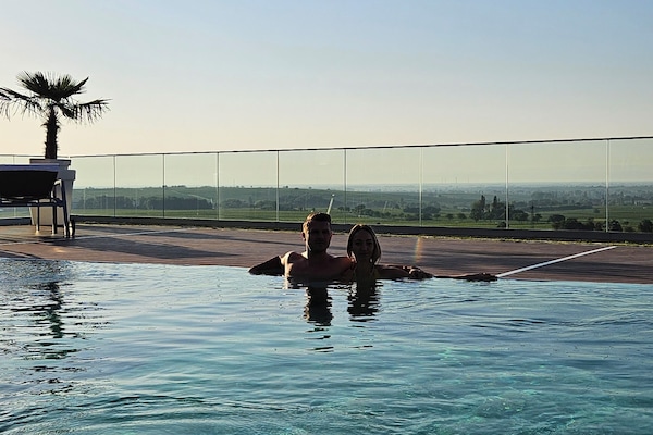 Piscina coberta, piscina a l'aire lliure, para-sols i gandules