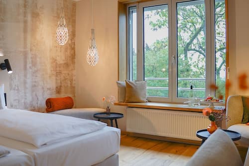 natur.plus | Desk, laptop workspace, blackout curtains, iron/ironing board