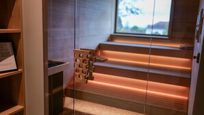 A modern staircase with a wooden handrail and glass panels. - Leinsweiler Hof (Leinsweiler)