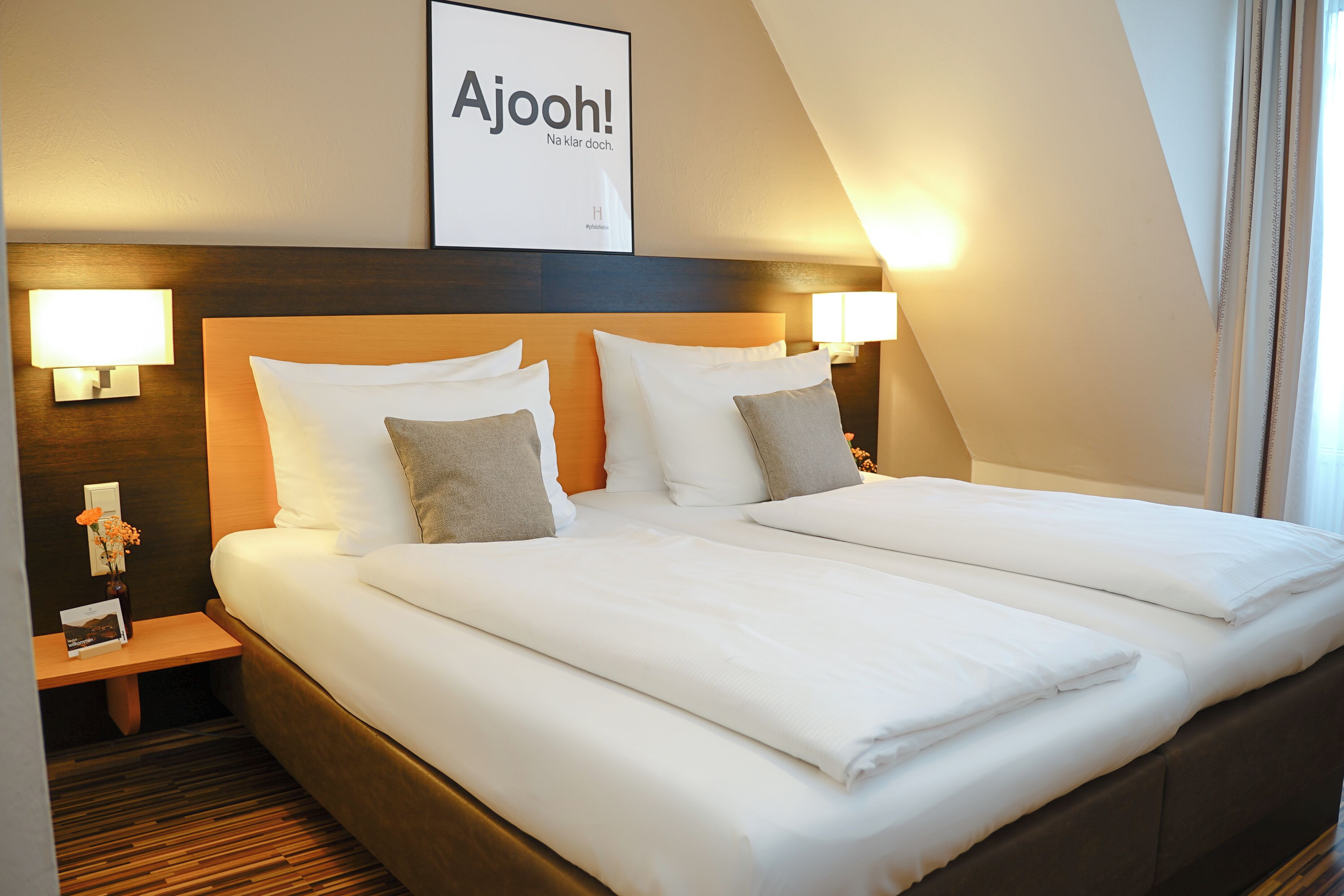 weinland.pur | Schreibtisch, laptopgeeigneter Arbeitsplatz, Verdunkelungsvorhänge