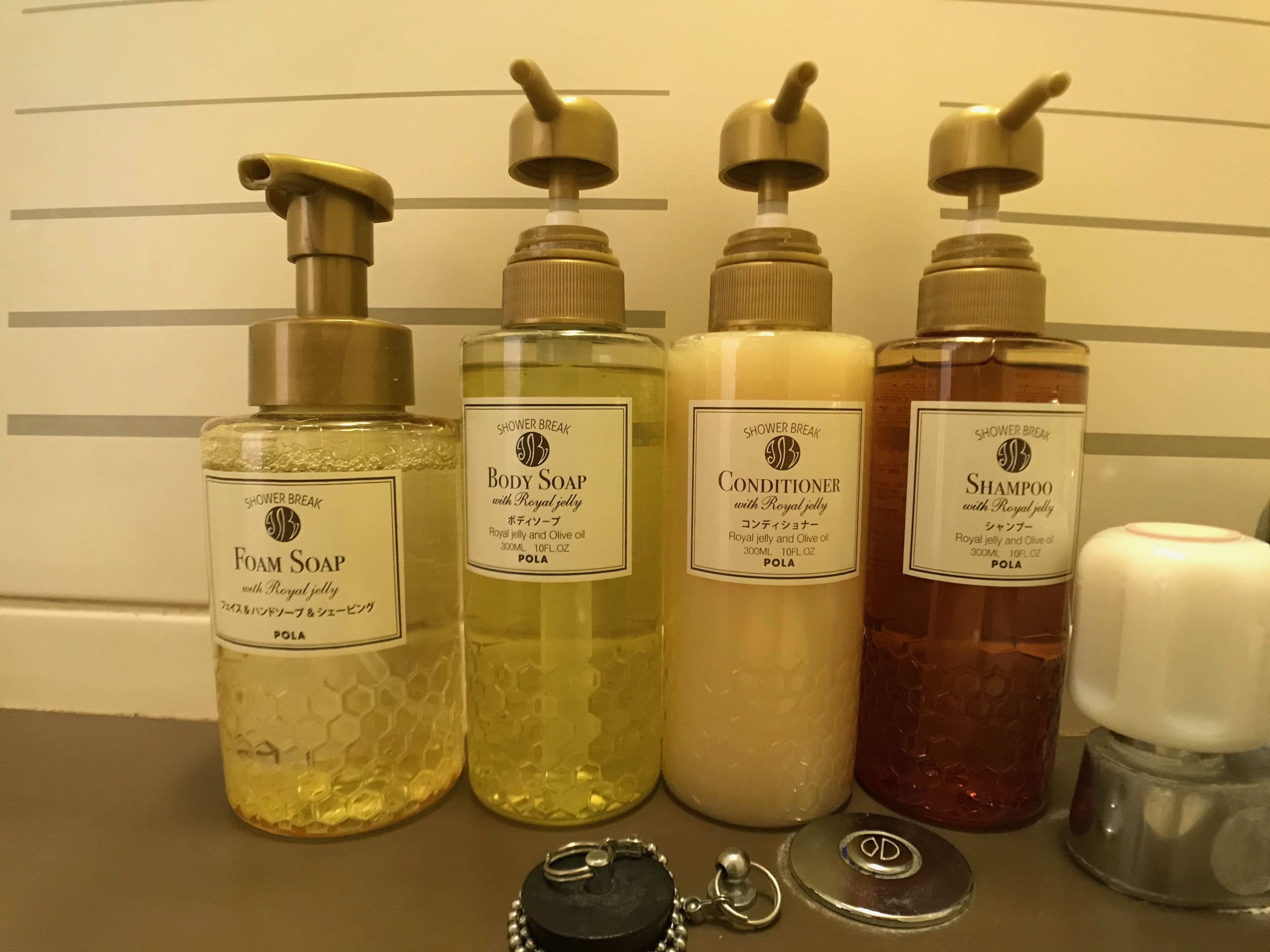 combined shower/bathtub, free toiletries, hair dryer, slippers