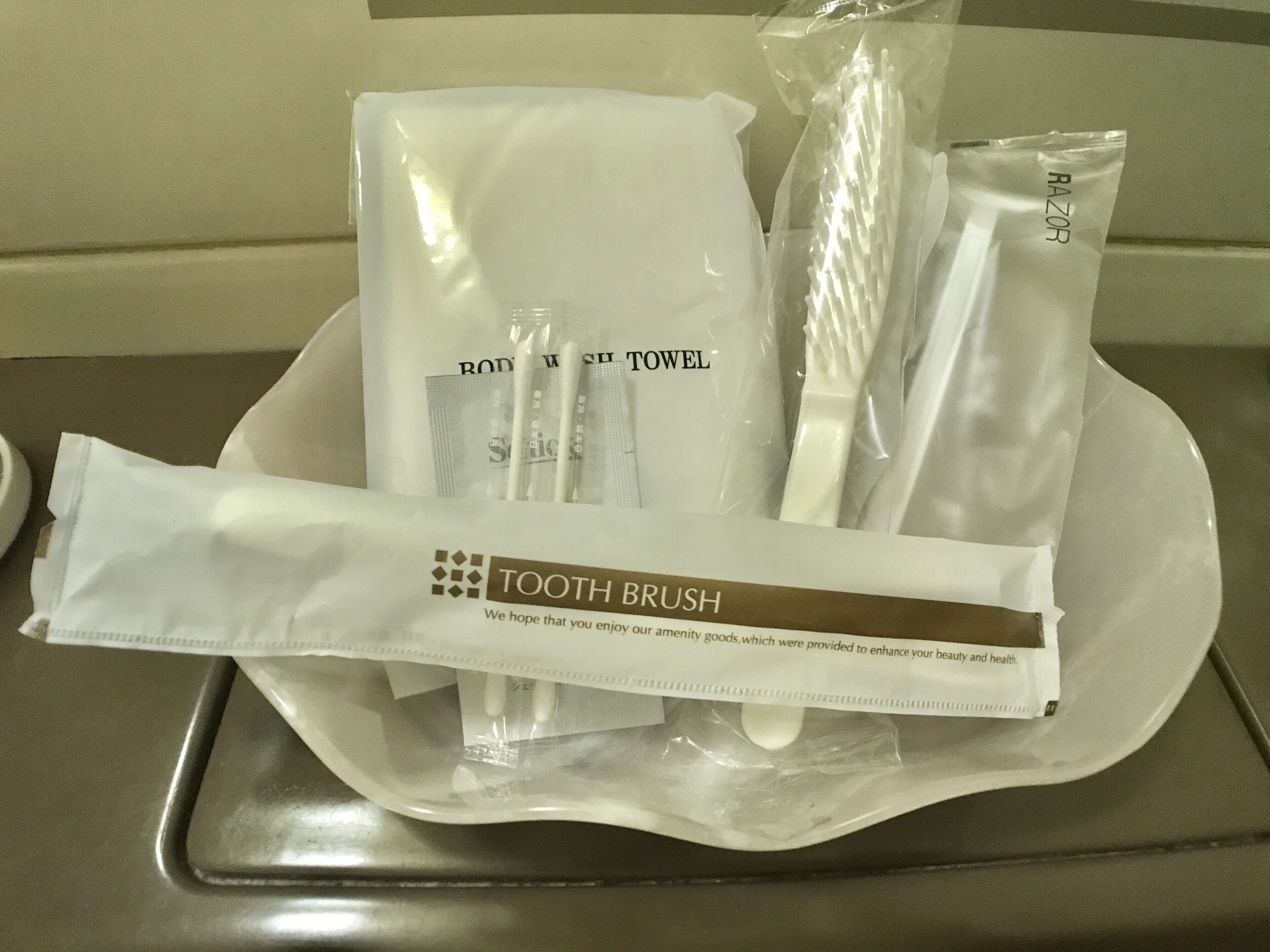 combined shower/bathtub, free toiletries, hair dryer, slippers