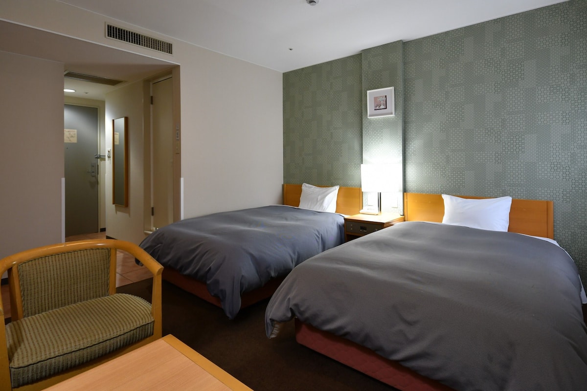 standard twin room, smoking | desk, free wifi