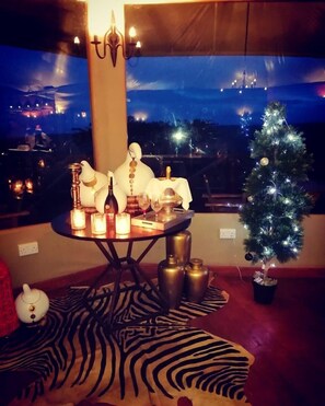 2 restaurantes, se sirve desayuno, cocina local e internacional 