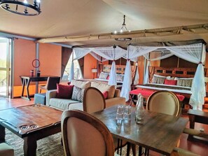 Quarto casal ou duplo luxo, várias camas, vista para a montanha | Lounge executivo
