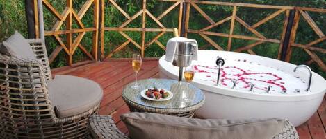 Habitació doble Deluxe, 1 llit de matrimoni gran, vistes a la muntanya | Banyera d'hidromassatge privada