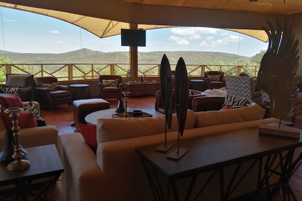 2 bares o lounges