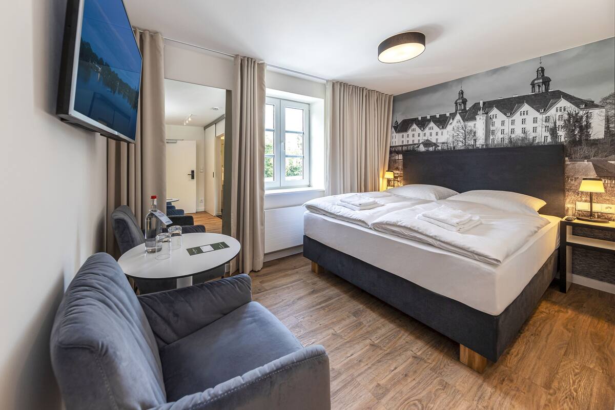 free wifi, bed sheets