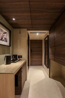 俱乐部客房 | 迷你吧、客房内保险箱、办公桌、隔音