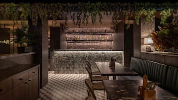 Bar (trong khuôn viên)