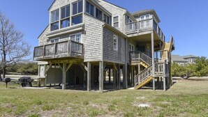Une maison à deux étages avec un balcon et une terrasse.