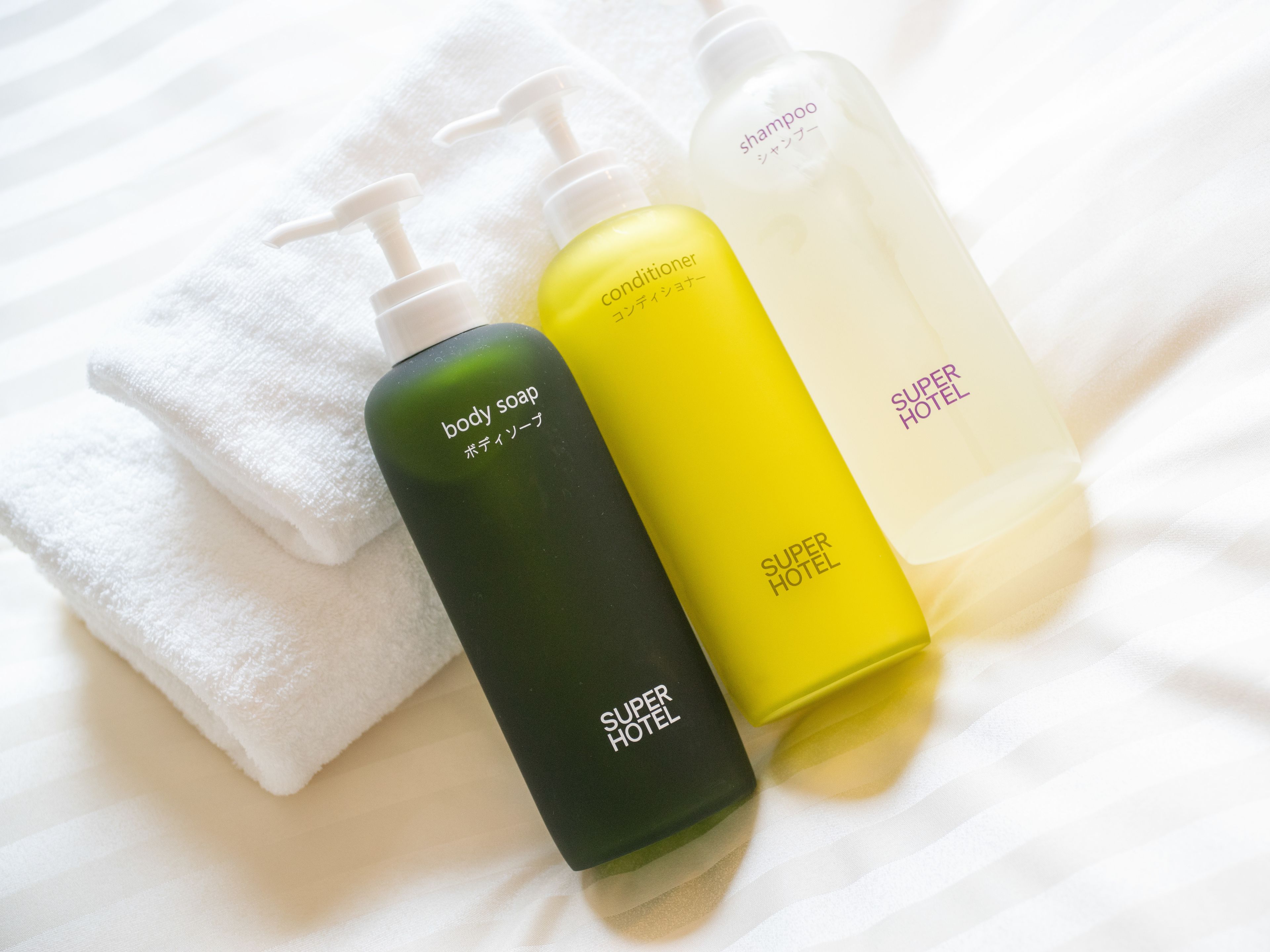 combined shower/bathtub, free toiletries, slippers, bidet