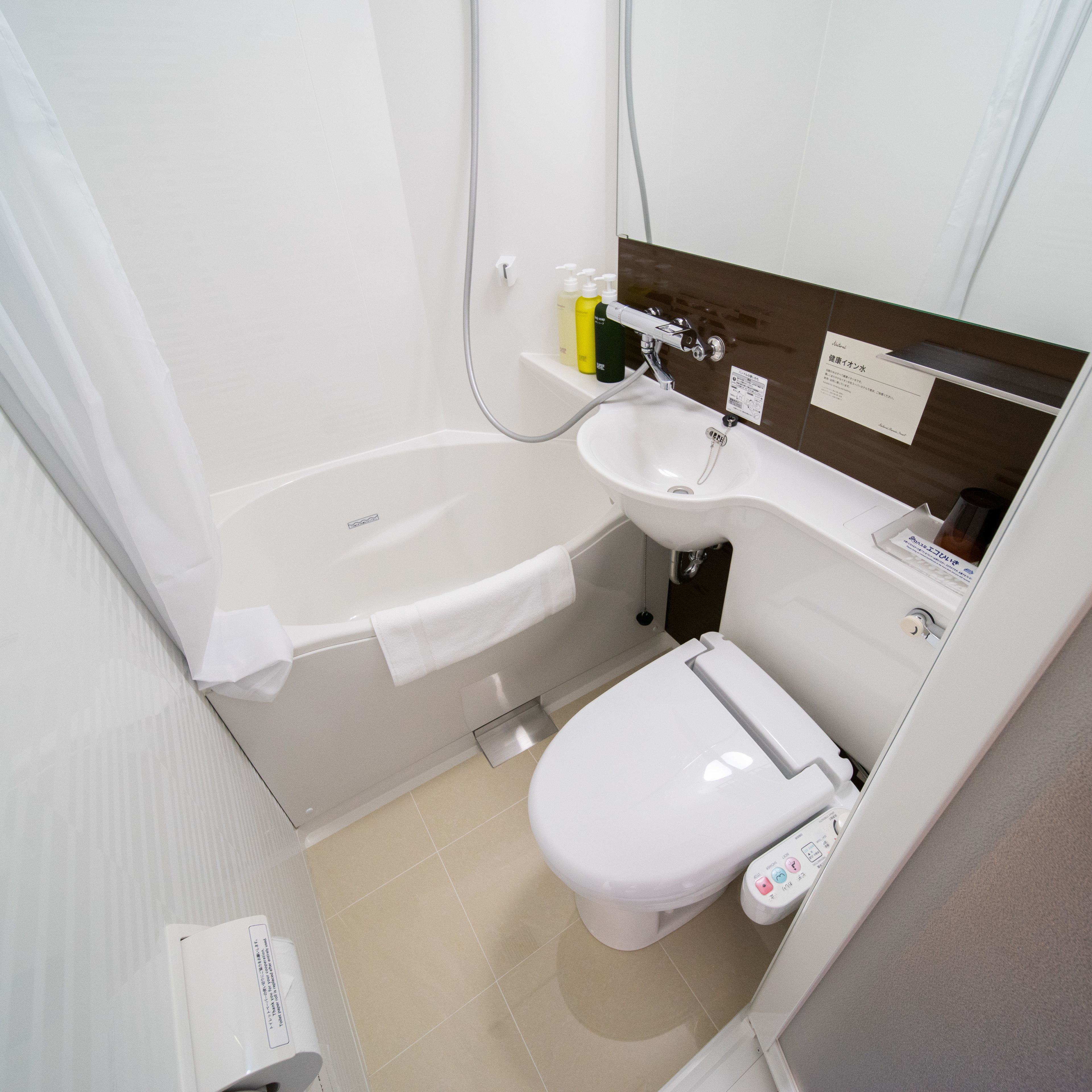 combined shower/bathtub, free toiletries, slippers, bidet