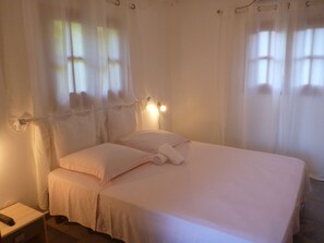 1 bedroom, iron/ironing board, WiFi, bed sheets - Kaz Luciole in Riflet - Deshaies (Deshaies)