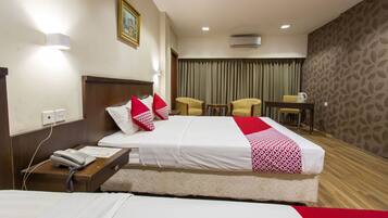Suite Keluarga, 2 Tempat Tidur Double | Meja kerja, Wi-Fi gratis, dan seprai linen