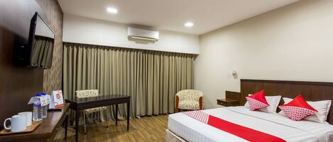 Deluxe Suite, 1 Double Bed | Desk, free WiFi, bed sheets