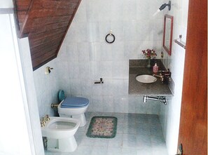 Casa básica, varias camas, vista al jardín | Baño | Toallas 
