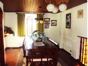 Casa básica, várias camas, vista para o jardim | Opções para refeição no quarto