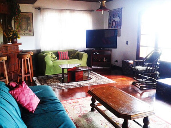 Casa básica, varias camas, vista al jardín | Sala de estar
