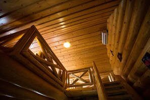 Luksuschalet, järvinäköala (Water Bed and Sofa Bed) | 1 makuuhuone, tallelokero huoneessa