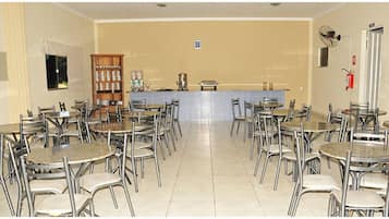 Café da manhã com buffet grátis todos os dias
