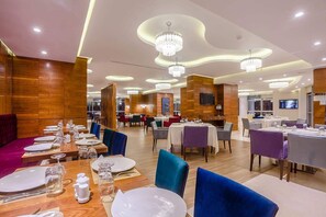 Breakfast, lunch, dinner served; local and international cuisine  - Ferdi Lilly (Algiers)