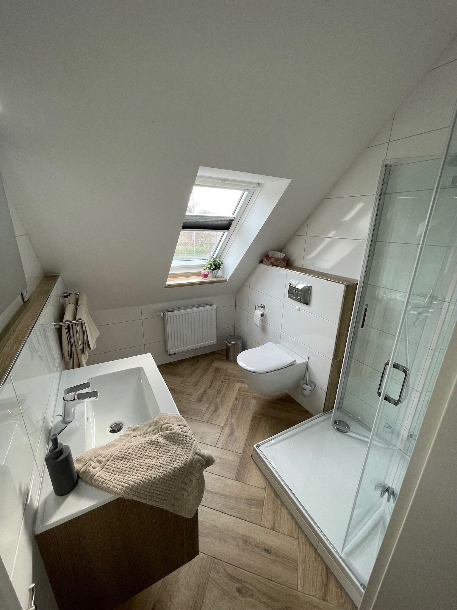 Appartement (Ferienwohnung, incl. 45EUR cleaning) | Badkamer | Een douche, een haardroger, handdoeken, toiletpapier
