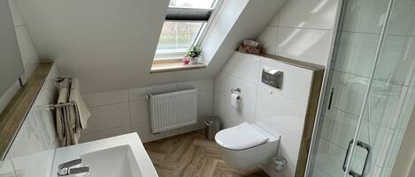 Appartement (Ferienwohnung, incl. 45EUR cleaning) | Badkamer | Een douche, een haardroger, handdoeken, toiletpapier