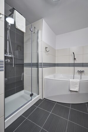 Apartament familiar | Bany | Capçal de dutxa tipus cascada i tovalloles 