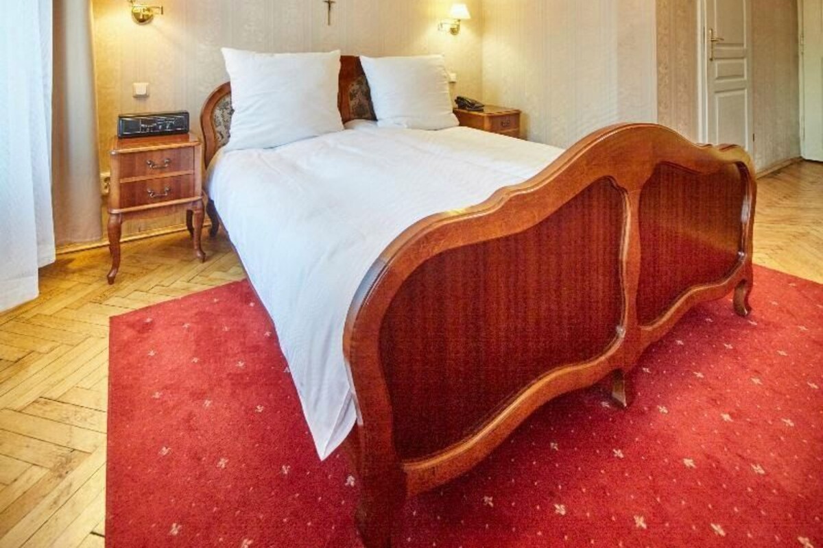 WiFi (free), bed sheets