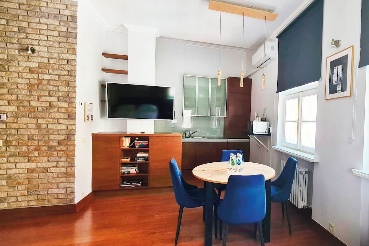 Deluxe Apartment, 1 Bedroom | Living room | 55-inch Smart TV with satellite channels, TV