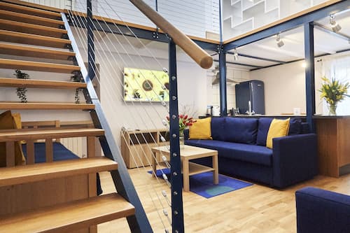 Appartement familial | Aire de séjour | Téléviseur connecté de 55 po avec télévision par satellite, téléviseur