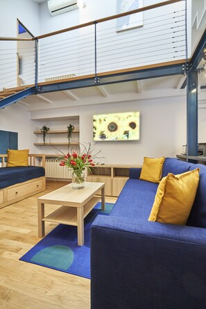 家庭公寓 | 起居区 | 55-英寸智能电视 （配备卫星频道）、电视