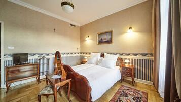 Deluxe-Zimmer, Stadtblick (with parking) | Kostenloses WLAN, Bettwäsche