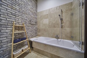 Appartement Deluxe, 1 chambre | Salle de bain | Douche cascade, serviettes fournies